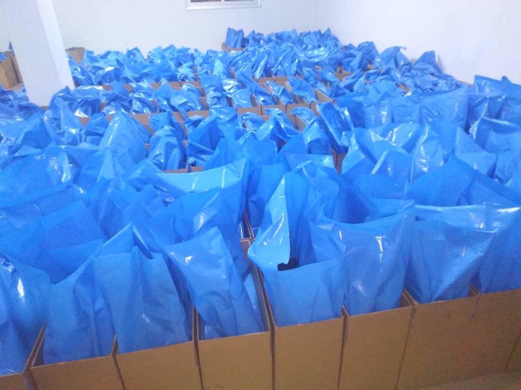 Cartons regroupés avec protections bleues