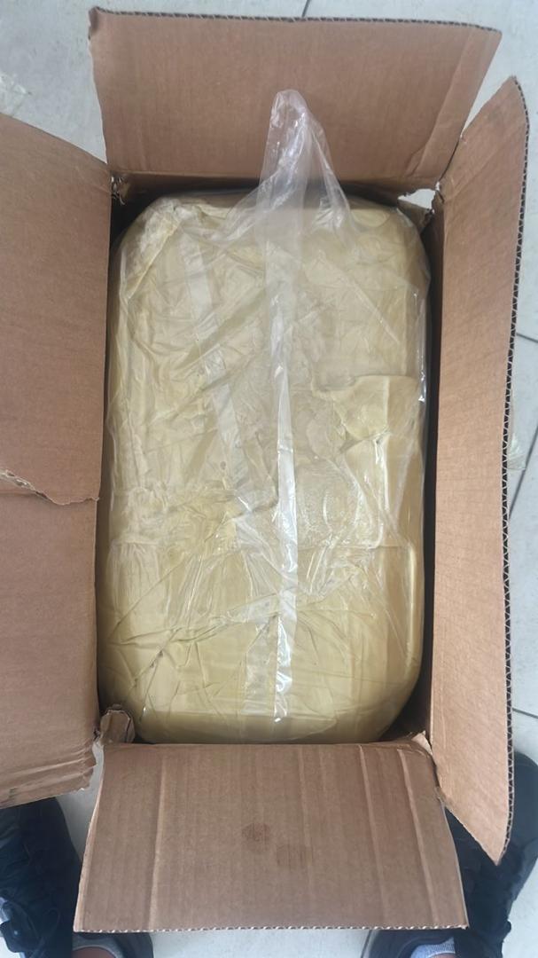 Bloc de beurre emballé dans un carton ouvert