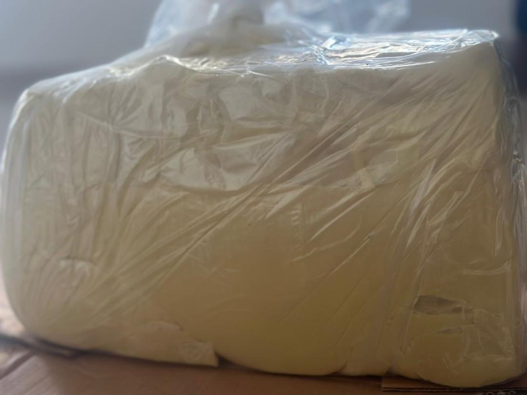 Bloc de beurre enveloppé dans une protection
