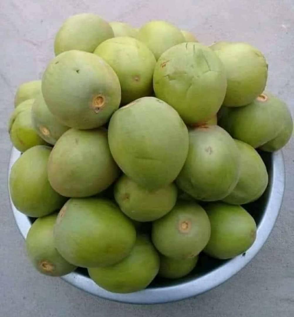 Fruits locaux verts présentés dans une bassine